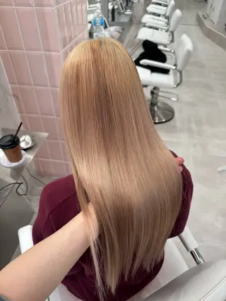 ロング カラー onyx所属・ミルクティーベージュ ケアブリーチカラーのヘアスタイル