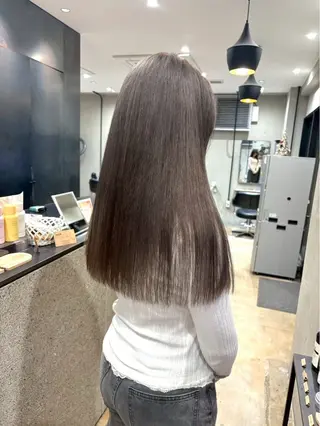 ロング 紅/透明感カラー /ハイトーン/カットのヘアスタイル