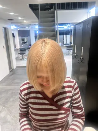 ミディアム HIKARI ブリーチ/ハイトーンのヘアスタイル