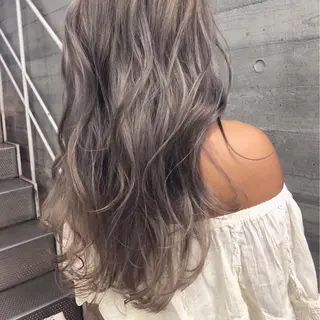 ミディアム 白髪ぼかし×デザイン 🕊️🫧ホウジョウのヘアスタイル