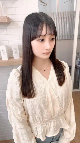 セミロング カラー パーマ ヘアアレンジ メンズ キッズ ネイル マツエク・マツパ アイブロウ レイヤーカット／顔周 りカット/縮毛矯正のヘアスタイル