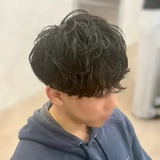 パーマ メンズ フェザーパーマ🦋セ ンターパート🖤彩音のヘアスタイル