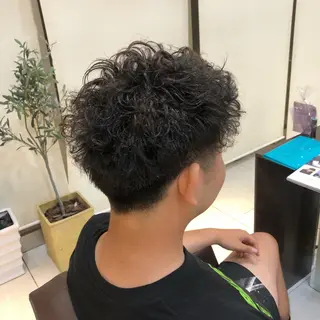 ショート パーマ メンズ レイヤーカット✖️ 柔らかベージュカラーのヘアスタイル