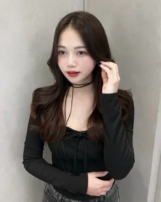 ロング ハイトーン デザインカラーのヘアスタイル