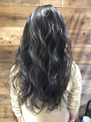 ロング 白髪ぼかしハイライト バレイヤージュヤマトのヘアスタイル