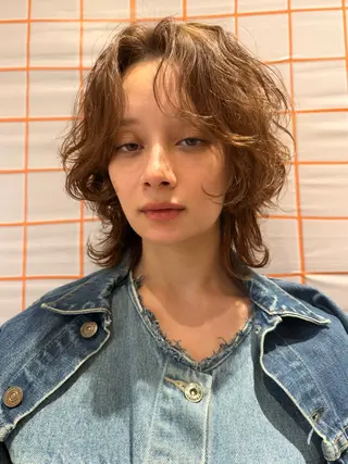 ミディアム パーマ 抜きっぱなしブロンド /ハイトーン/カナタのヘアスタイル
