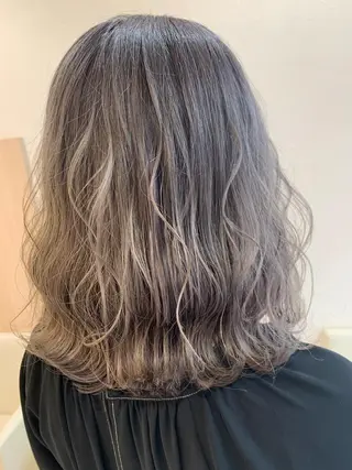 セミロング カラー 店長ハイトーンカラー 柞山史奈のヘアスタイル