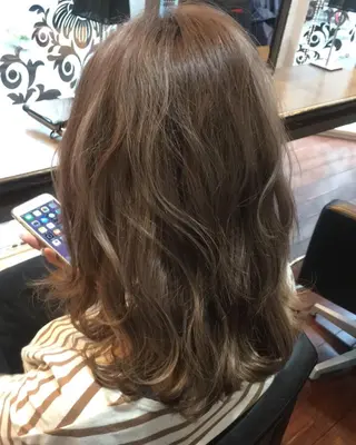 ミディアム カラー 吉本 yoshimotoのヘアスタイル