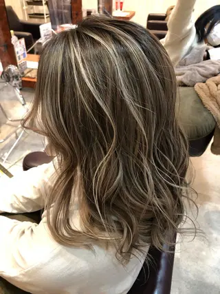 ミディアム カラー 乕谷 美潮のヘアスタイル