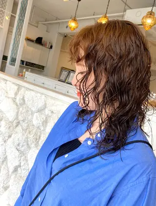 セミロング パーマ 饒平名 知也のヘアスタイル