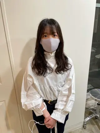 セミロング パーマ MIOベージュカラー 柔らかいカラーのヘアスタイル