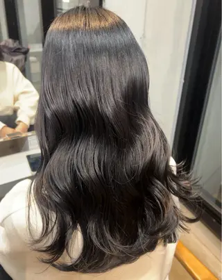 カラー ヒナ/レイヤーカット 艶感ワンカラーのヘアスタイル