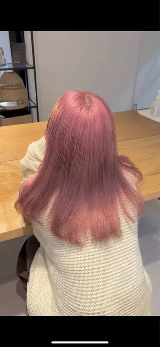 カラー ニトウ レイナのヘアスタイル