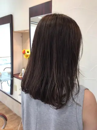 セミロング カラー サプリームヘア 飯田みち瑠のヘアスタイル