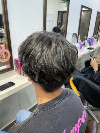 ショート 横浜🦋ハイトーン 🫐シャドウルーツのヘアスタイル