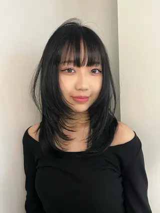 セミロング カラー Airi 韓国y2k ハイレイヤーのヘアスタイル