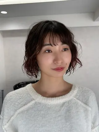 ショート パーマ 韓国レイヤー⋆౨ৎﾟ 透カラー🩶／ユウキのヘアスタイル