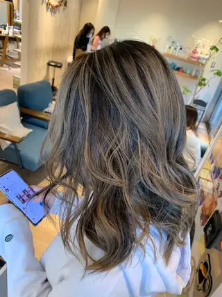セミロング カラー ヘアアレンジ 白髪ぼかしハイライト 柳川拓哉のヘアスタイル