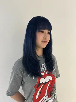 セミロング 黒染め落とし ムラ修正　ハイトーンのヘアスタイル