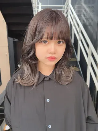 ミディアム 韓国🇰🇷レイヤー カットオリーブカラーのヘアスタイル