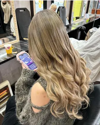 ロング カラー 紺野 愛美のヘアスタイル