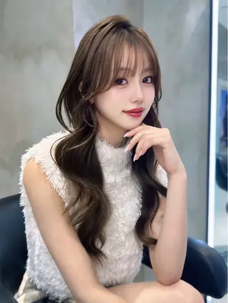 ロング カラー レイヤーカット 透明感カラーのヘアスタイル