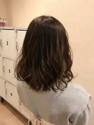 ミディアム カラー 岡本 智次のヘアスタイル