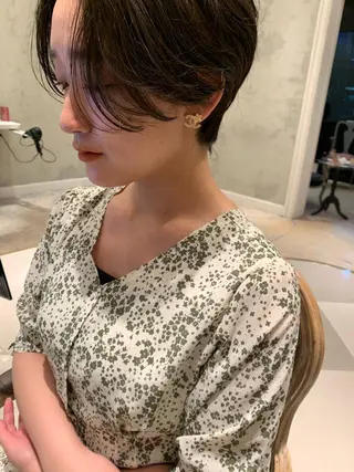 ショート カラー SAKINO． ベージュカラーのヘアスタイル