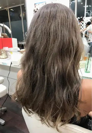 ロング カラー 岩谷/ブリーチ 🪽透明感カラーのヘアスタイル