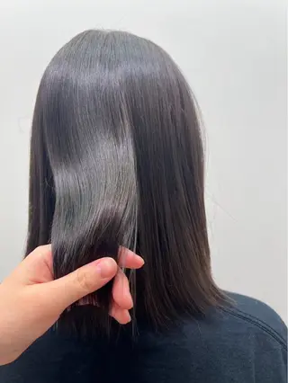 ミディアム カラー ヒナ/レイヤーカット 艶感ワンカラーのヘアスタイル