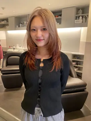 ミディアム カラー MIU/ルーツカラー 顔まわりレイヤーのヘアスタイル
