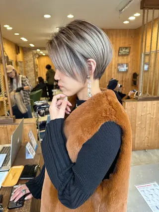 ショート 韓国レイヤー外国人風 透明感カラー髪質改善のヘアスタイル