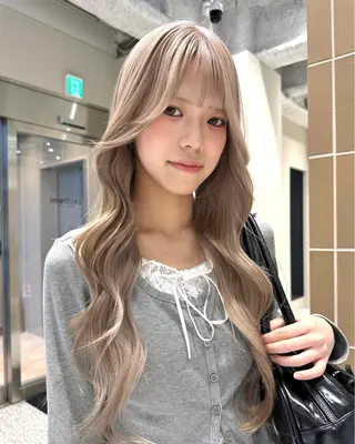 ロング カラー 岩元 愛美のヘアスタイル