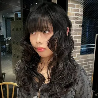 セミロング パーマ ウルフ/レイヤー/ ブリーチカラーのヘアスタイル