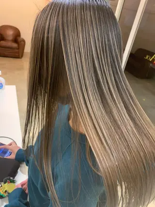 ロング カラー 伊藤 裕貴のヘアスタイル