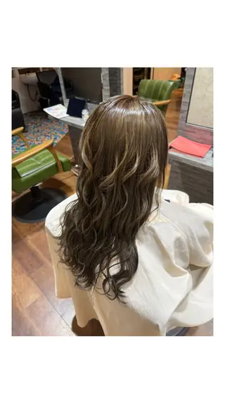 カラー レイヤー/コテパーマ 松本　希愛のヘアスタイル