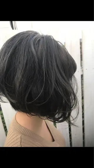 ショート カラー 白髪ぼかしハイライト バレイヤージュヤマトのヘアスタイル