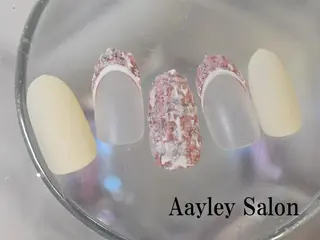 ミディアム カラー ネイル Aayley アイリ―サロンのネイルデザイン