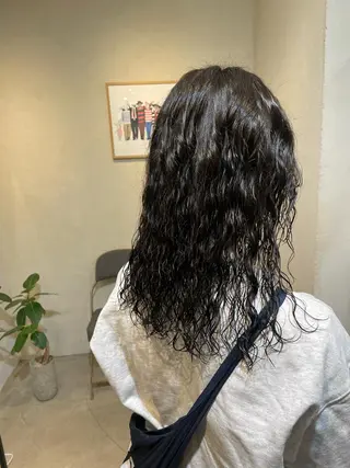 セミロング カラー パーマ Takanishi くすみベージュカラーのヘアスタイル
