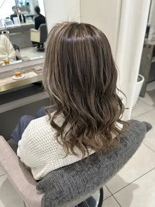 セミロング カラー 渡辺　亮/ 白髪ぼかし/髪質改善のヘアスタイル