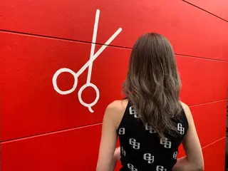 カラー 岡本 幸法のヘアスタイル