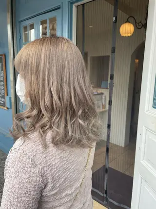 ミディアム 齋藤 樹里のヘアスタイル