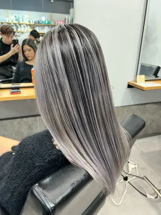 セミロング カラー ミルクティーカラー グレージュ　高山慧輔のヘアスタイル
