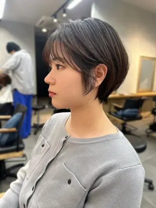 ショート レイヤー・カット モデル・透明感カラーのヘアスタイル