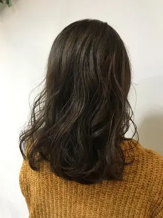 セミロング カラー いけだ　ひかり ハイライトくびれヘアのヘアスタイル