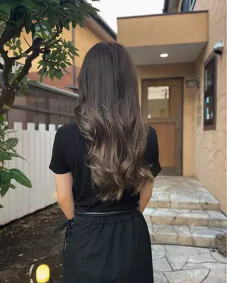 ロング カラー 梅津 桜子のヘアスタイル