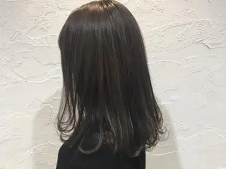 セミロング カラー 顔まわりレイヤー デザインカットのヘアスタイル