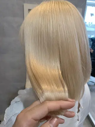 ミディアム ＿WHITE鳳店 アンダーバーホワイトのヘアスタイル