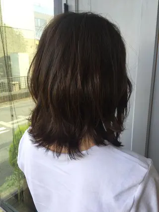 ミディアム カラー ツキダテ ユイのヘアスタイル