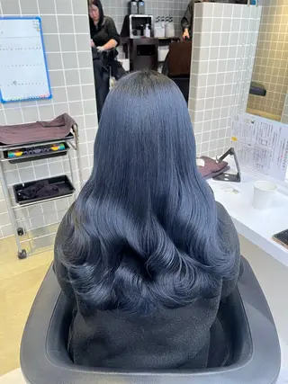ロング 寒色/ベージュヘア ブリーチありMiOのヘアスタイル